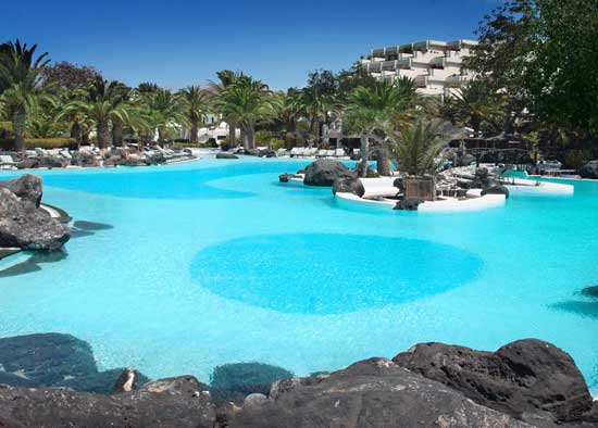 <a href='http://www.meliasalinas.com/es/index.html' target='_blank'>

5*L - waterfront, near historical capital of Teguise - Arrecife km 7 - 253 rooms, 18 Junior suites, 30 Master suites, 10 villas - 6 daylight conference rooms 40 to 300 seats theatre or banquet - 5 dining facilities for events up to 500 people. Exclusive, personalised service, superior rooms with the finest views, private areas, breakfast with the most excellent quality products. Varied and surprising gastronomic spaces.</a>