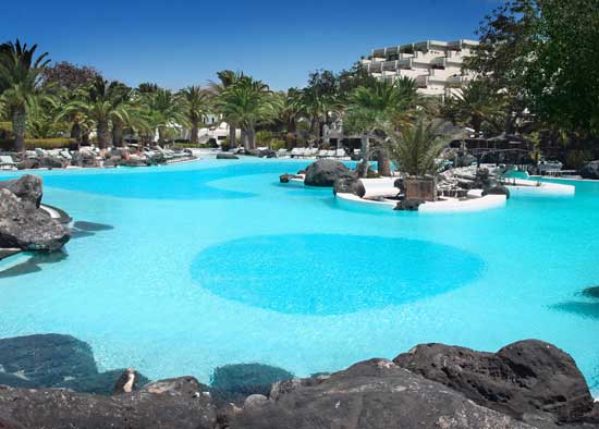 <a href='http://www.meliasalinas.com/es/index.html' target='_blank'>

5*L - waterfront, near historical capital of Teguise - Arrecife km 7 - 253 rooms, 18 Junior suites, 30 Master suites, 10 villas - 6 daylight conference rooms 40 to 300 seats theatre or banquet - 5 dining facilities for events up to 500 people. Exclusive, personalised service, superior rooms with the finest views, private areas, breakfast with the most excellent quality products. Varied and surprising gastronomic spaces.</a>