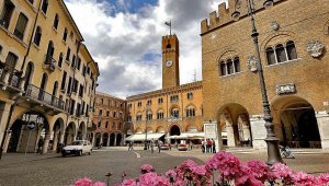 Treviso (83,000 inhabitants)  is a city in Veneto, Northeast Italy, 35 Km from Venice and Venice airport.